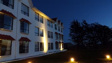 Fachada del alojamiento - Noche