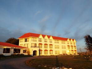 Front of property - evening/night - Hotel HD Natales (Natales)