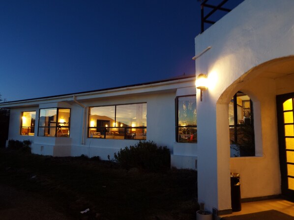 住宿正面 (夜晚)