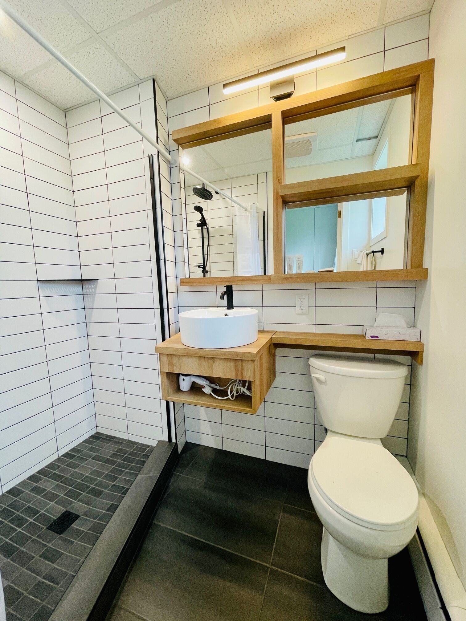 Standard Room, 1 Queen Bed | Bathroom | Hair dryer, towels