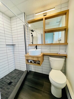 Standard Room, 1 Queen Bed | Bathroom | Hair dryer, towels - Motel Cartier (Rivière-du-Loup)