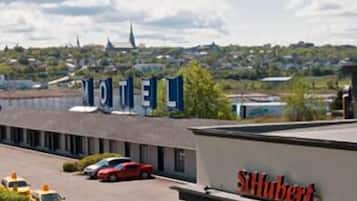 Experience the convenience of Motel, where taxis are readily available and a short drive from the town center.