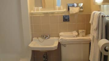 Une petite salle de bain avec un lavabo, des toilettes et un miroir.
