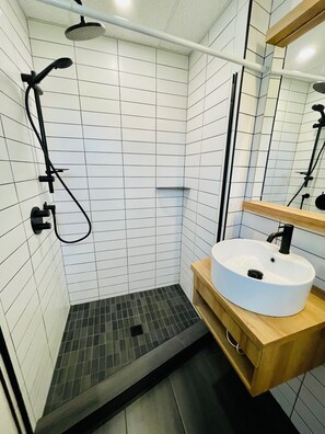 Standardværelse - 1 queensize-seng | Badeværelse | Hårtørrer, håndklæder