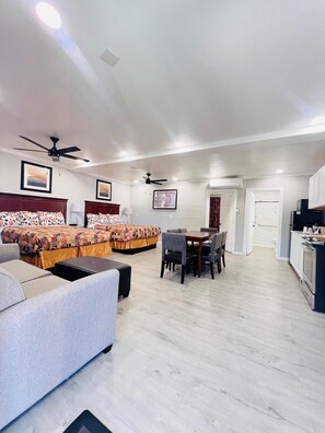 Habitación Deluxe, 2 habitaciones | Escritorio, insonorización, tabla de planchar con plancha y wifi gratis