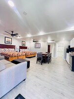 Escritorio, sistema de insonorización y tabla de planchar con plancha 