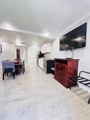 Habitación Deluxe, 2 habitaciones | Área de sala de estar | Televisión de pantalla plana