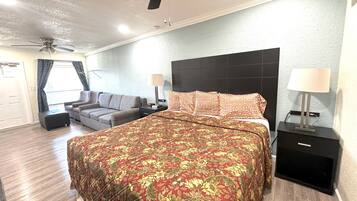 Deluxe kamer, meerdere bedden | Een bureau, geluiddichte muren, een strijkplank/strijkijzer, gratis wifi