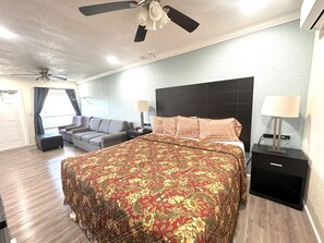 Habitación Deluxe, varias camas | Escritorio, insonorización, tabla de planchar con plancha y wifi gratis 