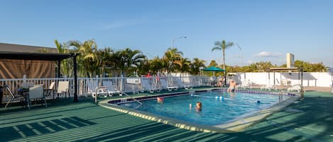 Piscine extérieure, chaises longues