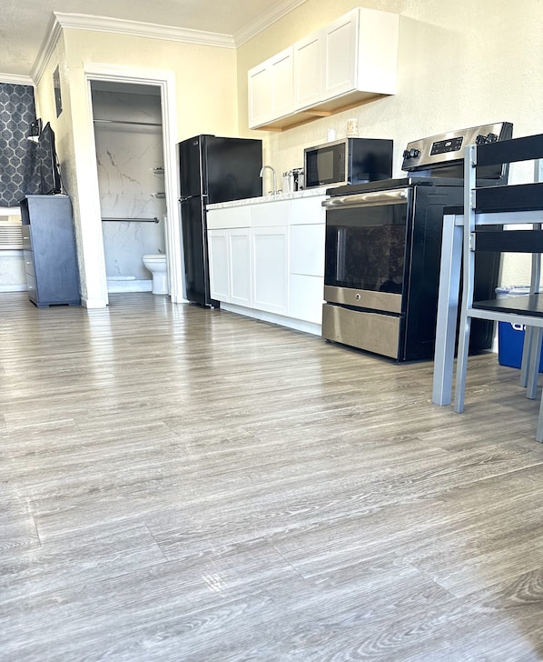 Habitación ejecutiva, varias camas | Cocina privada | Refrigerador, microondas, cafetera y tetera y tostadora