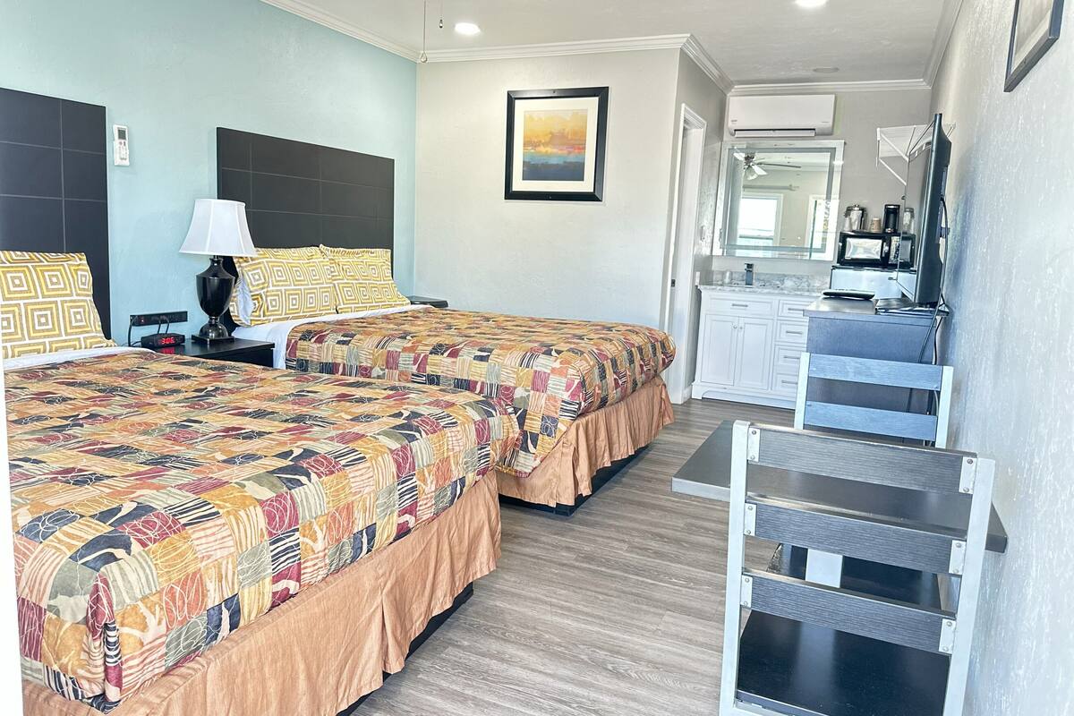 Standard Room with Two Queen Beds | 办公桌、隔音、熨斗/熨衣板、免费 WiFi