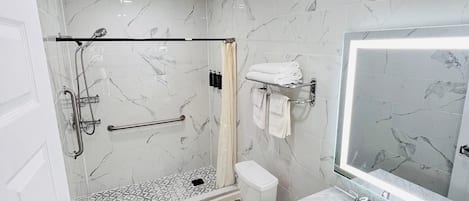 Deluxe Family Room, Two Bedrooms Apartments | Bathroom | Free toiletries, hair dryer, towels