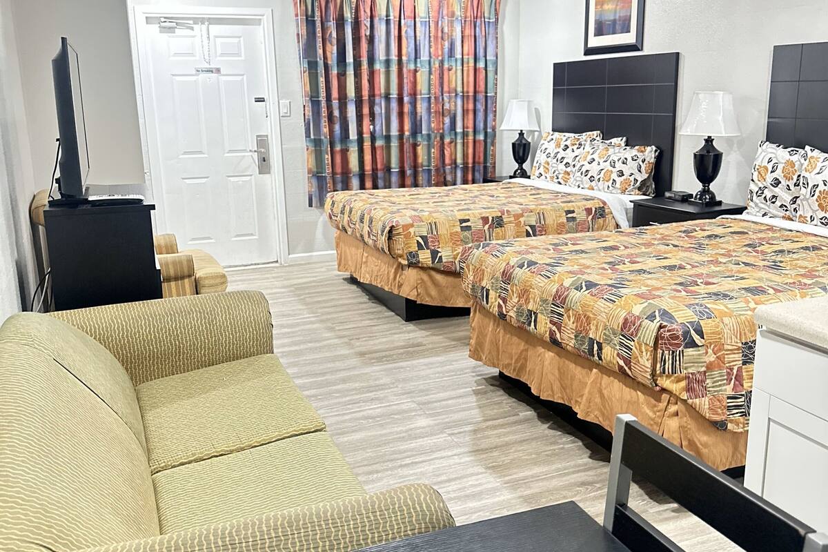 Deluxe Room with Two Queen Beds | 办公桌、隔音、熨斗/熨衣板、免费 WiFi