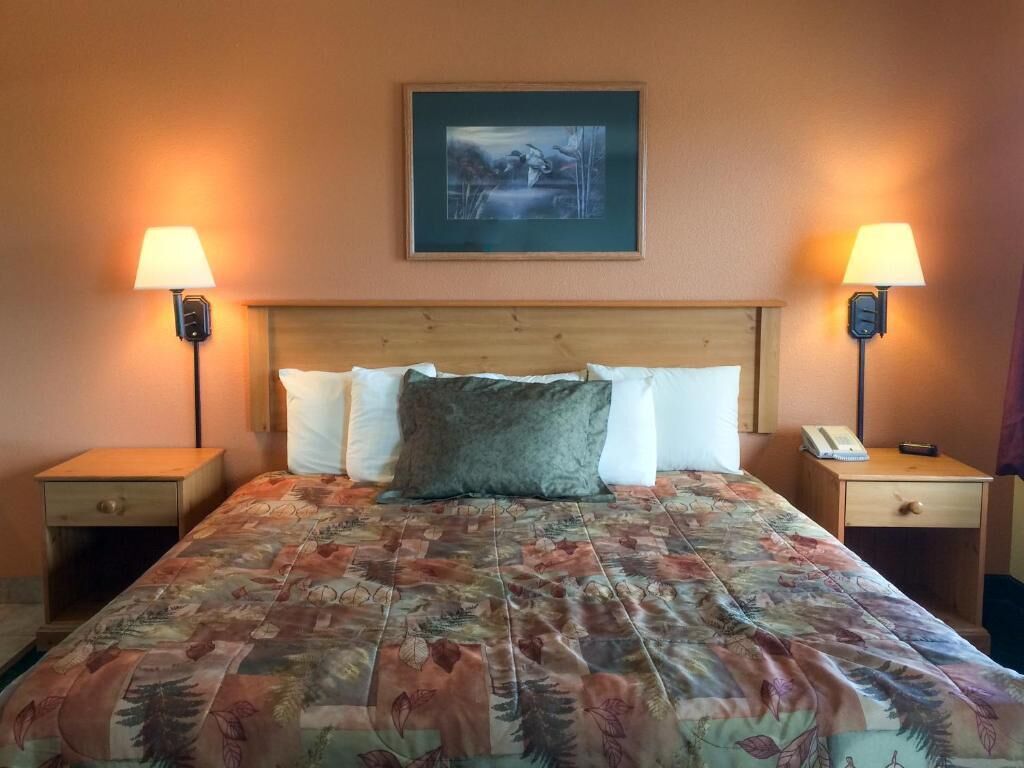 desk, iron/ironing board, free wifi