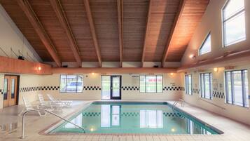 من حمّامات السباحة المغطاة