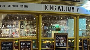 A pub named KING WILLIAM IV with signs advertising food, drinks, and brunch. - King William IV (Totnes)