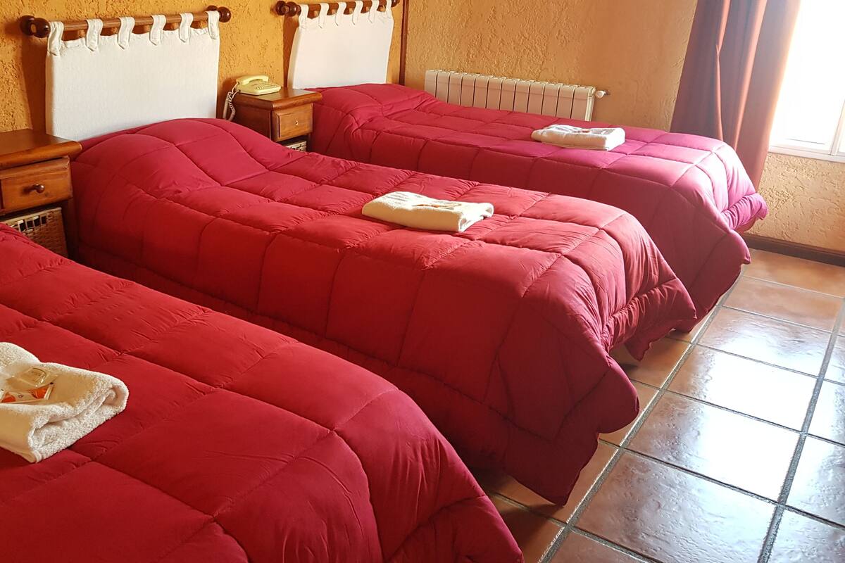 Habitación triple estándar | Escritorio y ropa de cama 