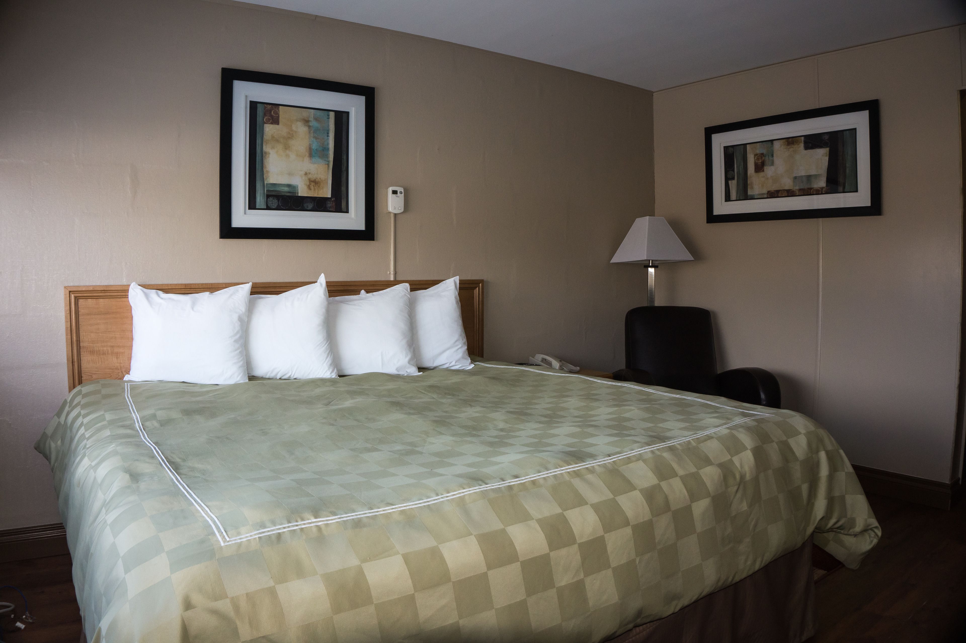 1 bedroom, desk, free wifi, bed sheets