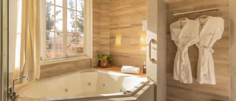 Chambre supérieure, 2 chambres | Salle de bain | Ensemble baignoire-douche, baignoire profonde, séchoir à cheveux