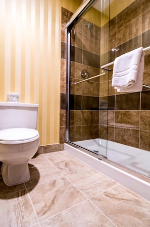 Combined shower/tub, free toiletries, hair dryer, towels
