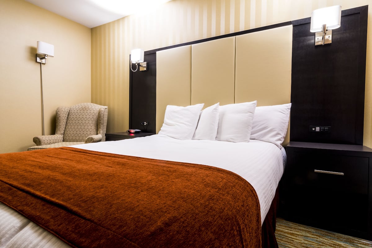 Queen Room | Desk, iron/ironing board, free WiFi, bed sheets