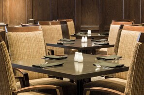 Petit déjeuner, déjeuner et dîner servis sur place