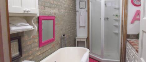 Suite de base, 1 trÚs grand lit et 1 canapé-lit | Salle de bain | Ensemble baignoire-douche, séchoir à cheveux
