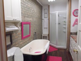 Bañera con ducha, secador de pelo