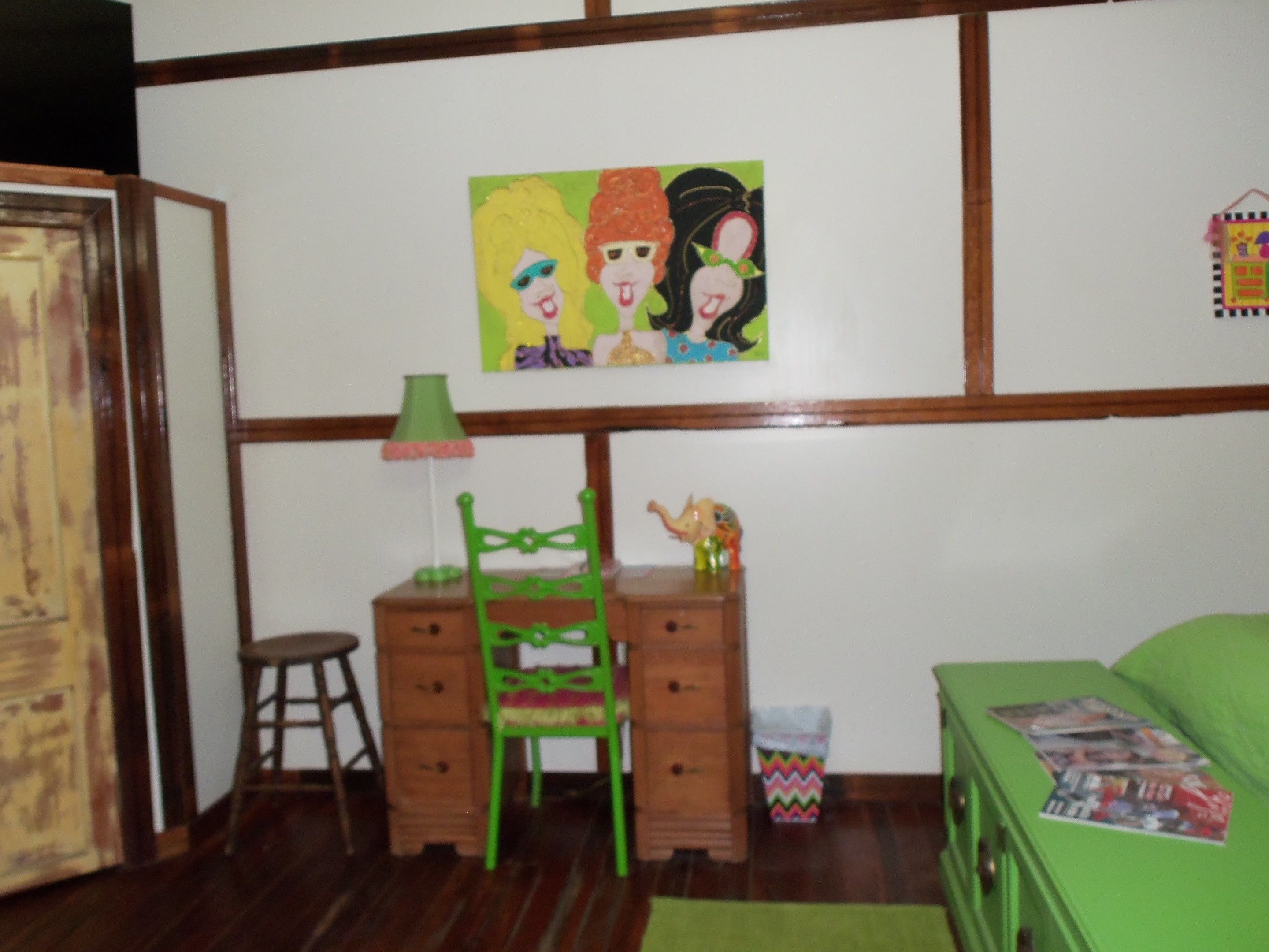 basic single room, 1 queen bed | living area | flat-screen tv