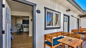 Executive Room, 1 King Bed, Non Smoking | Terrace/patio