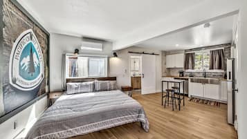 Quarto executivo, 1 cama King, para não fumantes | Individualmente decorados, individualmente mobiliados, cortinas blackout