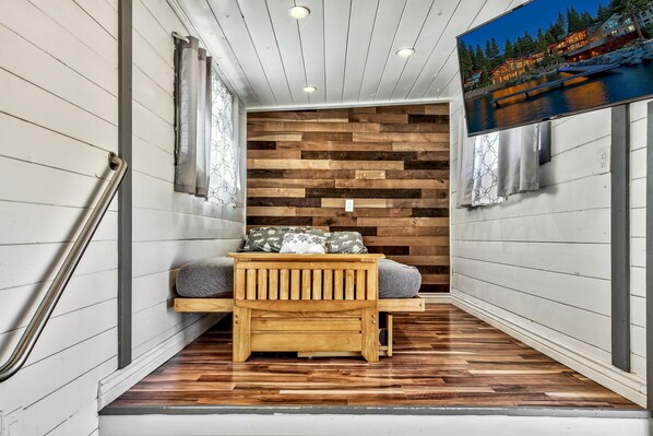 Classic Cabin, 1 Queen Bed with Sofa bed | Individually decorated, individually furnished, blackout drapes - West Walker Motel (Coleville)