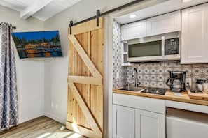 Deluxe Room, 1 Queen Bed | Private kitchenette