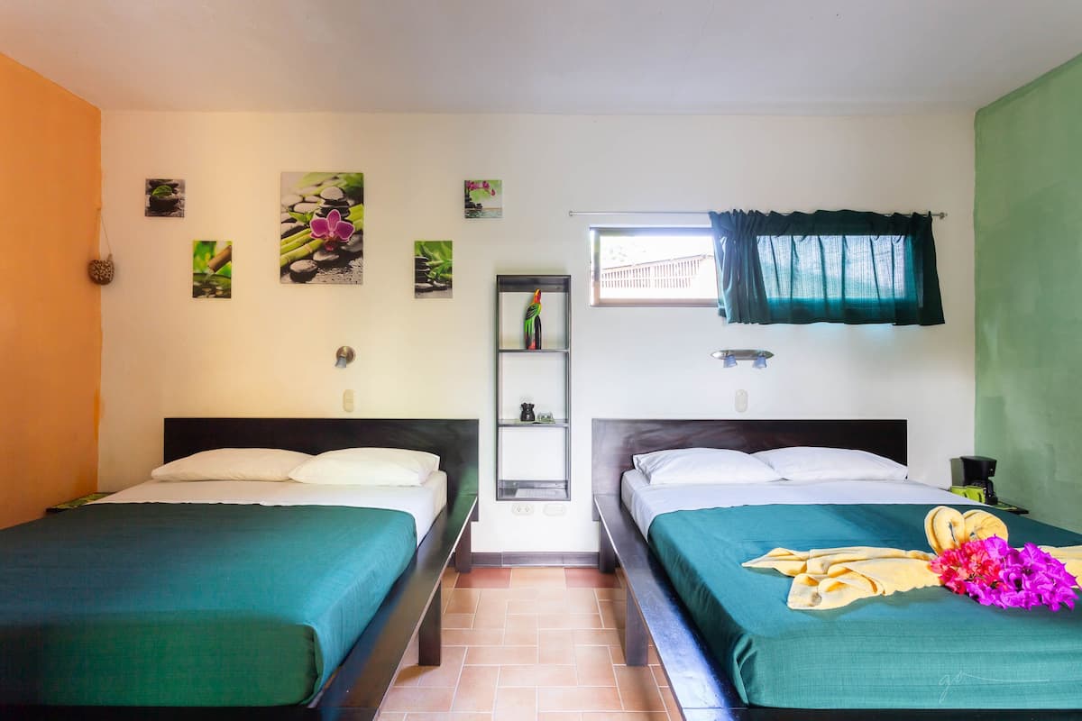 Chambre Standard, réfrigérateur, vue piscine | Vue de la chambre