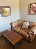 1 King Bed, Ground Floor | 1 dormitorio, escritorio, wifi gratis y ropa de cama