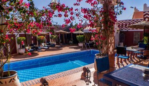 Bar junto a la piscina