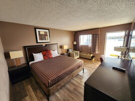 Economy Single Room, 1 King Bed, Non Smoking | Desk, soundproofing, iron/ironing board, free WiFi