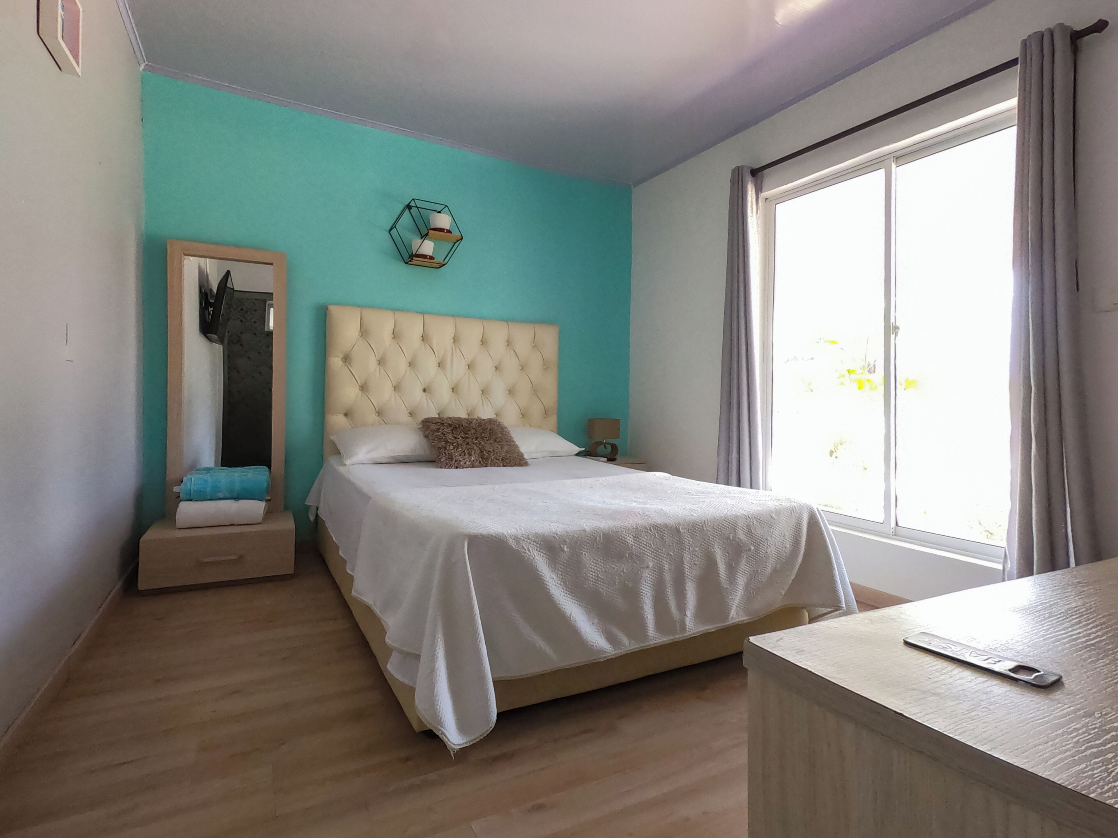 Kahden hengen huone | Tallelokero huoneessa, työpöytä, ilmainen Wi-Fi, vuodevaatteet