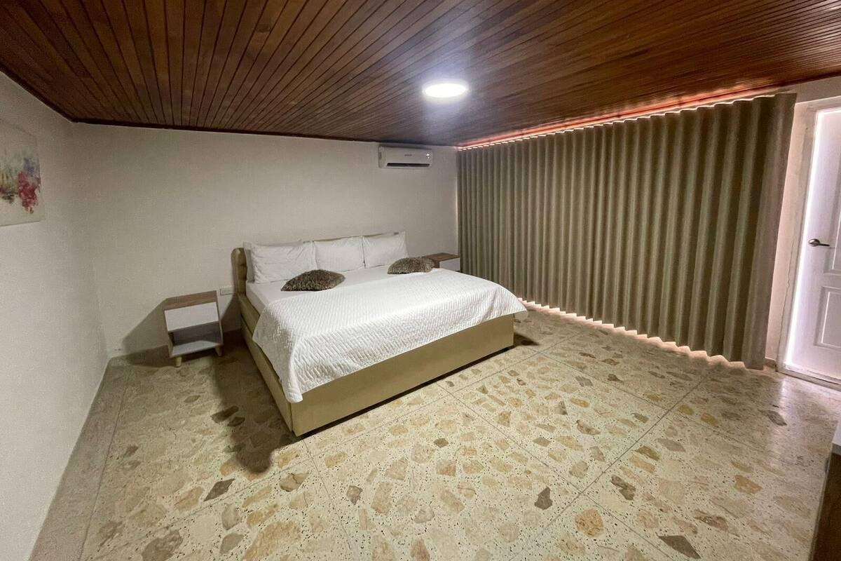 Caja fuerte, escritorio, wifi gratis y ropa de cama