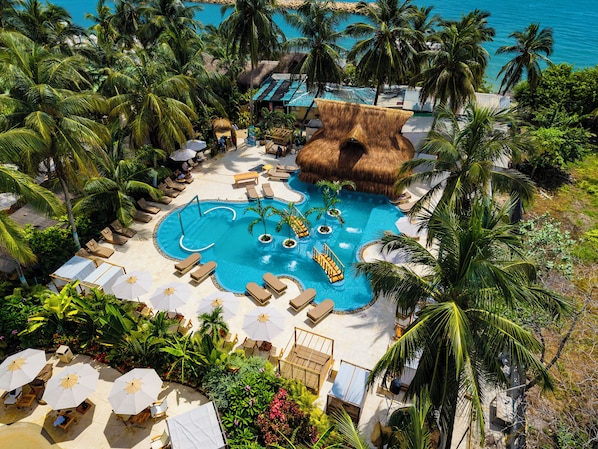 Outdoor pool, open 9:00 AM to 6:00 PM, pool umbrellas - Palmarito Beach Hotel (Cartagena)