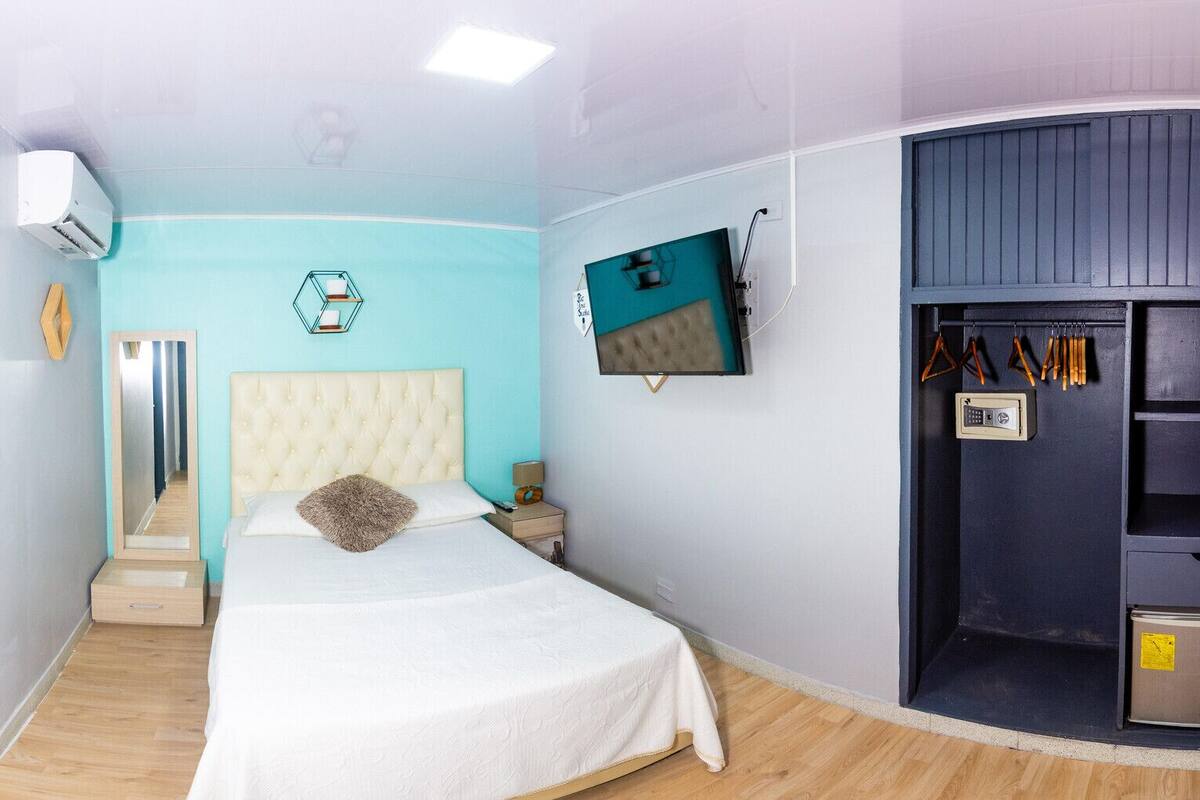Caja fuerte, escritorio, wifi gratis y ropa de cama