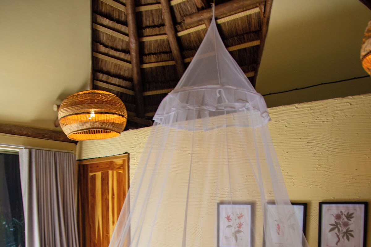 Deluxe Cabin | In-room safe, desk, WiFi (free), bed sheets