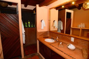 Deluxe-Zimmer, barrierefrei | Badezimmer | Dusche, kostenlose Toilettenartikel, Haartrockner, Bademäntel
