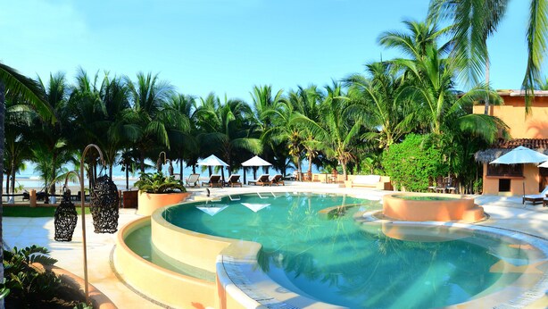 Outdoor pool, pool umbrellas, sun loungers