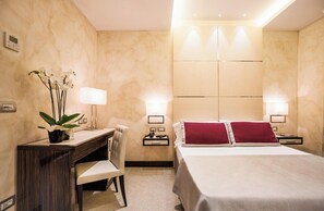 Deluxe-dobbeltværelse | Premium-sengetøj, minibar, pengeskab på værelset, skrivebord