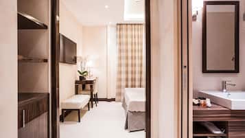 Habitación doble clásica | Ropa de cama de alta calidad y minibar