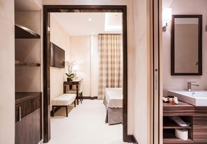 Classic Double Room | Premium bedding, minibar, in-room safe, desk - Maison Candia Luxury House (Rome)