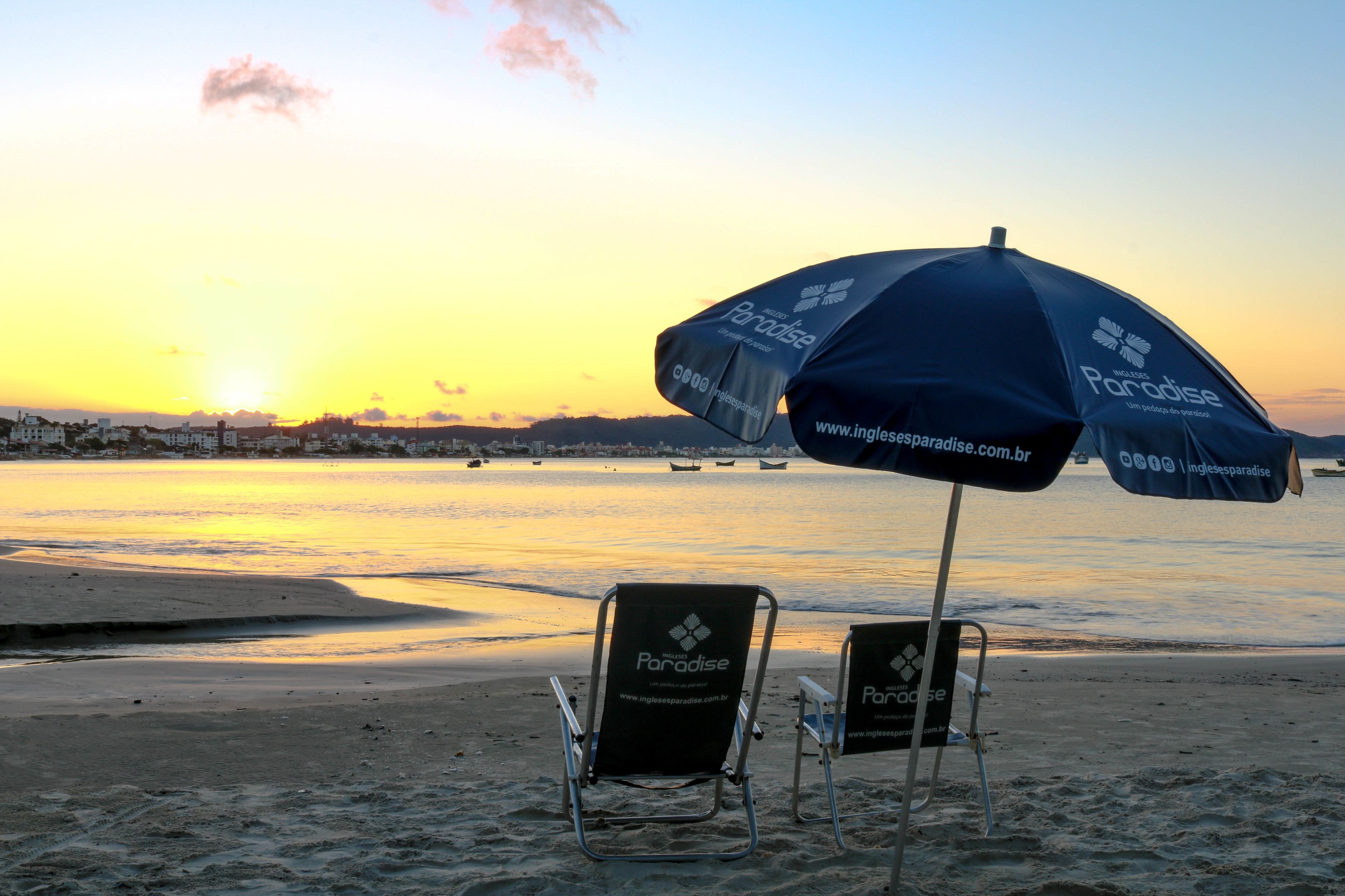 Una playa cerca, arena blanca, camas de playa gratis