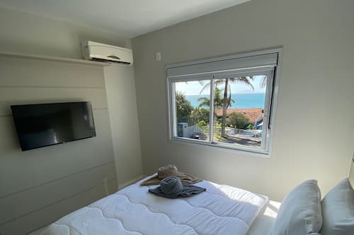 Deluxe Apartment, Sea View | Blackout curtains, free WiFi, bed sheets